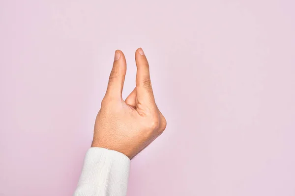 Рука Кавказского Юноши Показывает Пальцы Изолированном Розовом Фоне Собирая Забирая — стоковое фото