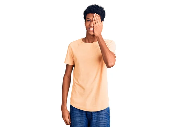 Mladý Africký Američan Nosí Ležérní Oblečení Zakrývající Jedno Oko Rukou — Stock fotografie