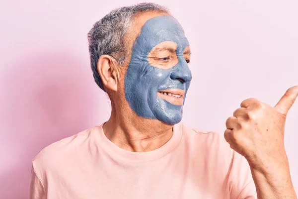 Hombre Mayor Con Pelo Gris Con Máscara Barro Apuntando Pulgar — Foto de Stock