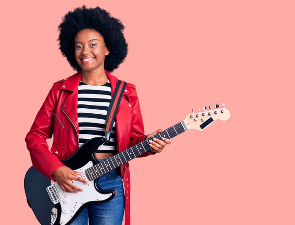 Ung Afrikansk Amerikansk Kvinna Spelar Elgitarr Ser Positiv Och Glad — Stockfoto