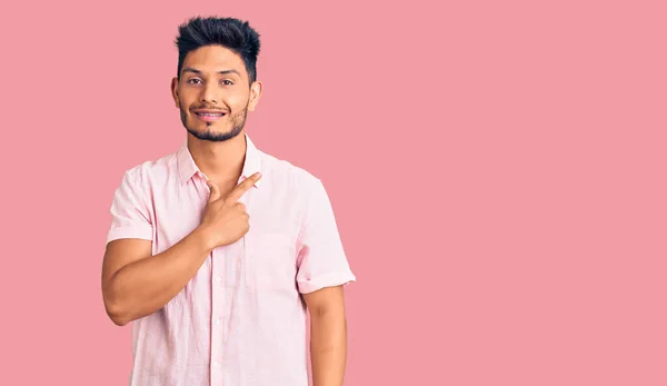 Bonito Jovem Latino Americano Vestindo Camisa Verão Casual Alegre Com — Fotografia de Stock