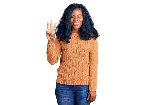 Vacker Afrikansk Amerikansk Kvinna Bär Casual Tröja Visar Och Pekar — Stockfoto