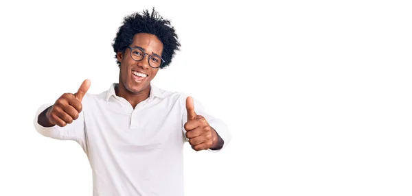 Afro Saçlı Sıradan Giyinmiş Gözlüklü Olumlu Jestler Yapan Gülümseyen Başarı — Stok fotoğraf
