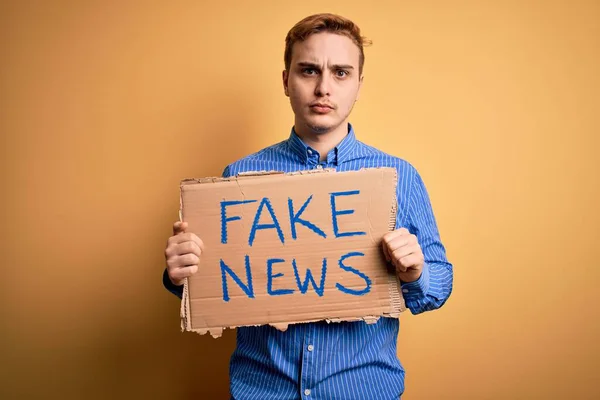 Junger Gutaussehender Rothaariger Mann Mit Transparent Mit Fake News Botschaft — Stockfoto