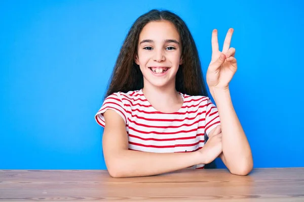 Schattig Latijns Amerikaans Meisje Casual Kleren Zittend Tafel Glimlachend Met — Stockfoto