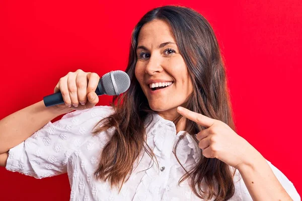 Young Beautiful Brunette Singer Woman Singing Song Using Microphone Red — Stock Photo, Image