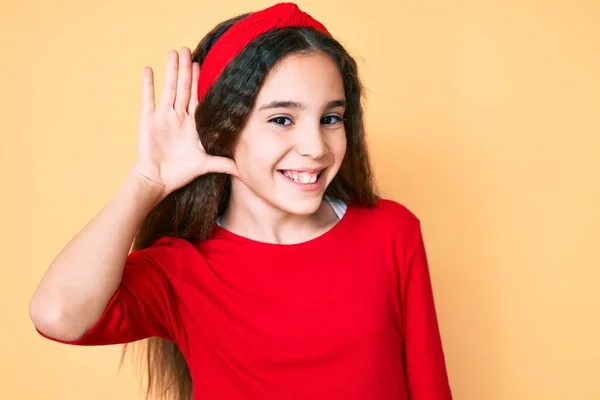 Мила Дівчинка Іспанка Повсякденному Одязі Діадемі Посміхаючись Рукою Над Вухом — стокове фото
