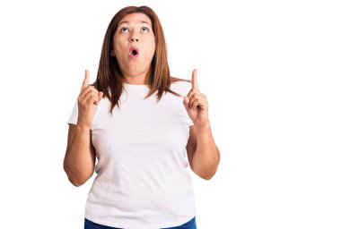 Orta yaşlı esmer kadın. 