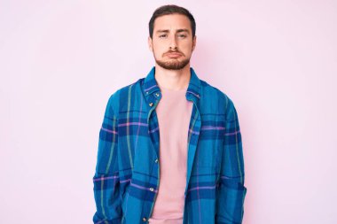 Depresyonda ve endişeli, sinirli ve korkmuş genç ve yakışıklı bir adam. hüzünlü ifade. 