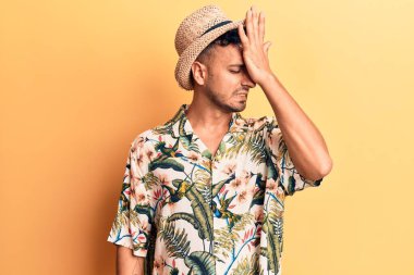 Yaz şapkası takan genç İspanyol adam, hata yaptığı için şaşırdı. Hatayı hatırla. Unuttum, kötü hafıza kavramı. 