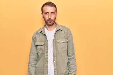 Gündelik kıyafetler giyen, kuşkucu ve gergin genç yakışıklı bir adam sorun yüzünden üzgün. negatif kişi. 