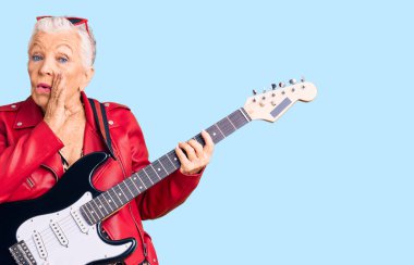 Son sınıf güzeli, mavi gözlü, gri saçlı, modern görünümlü, elektro gitar çalan, gizli dedikodular söyleyen, kötü niyetli konuşmalar fısıldayan bir kadın. 