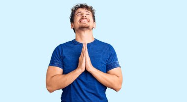 Kıvırcık saçlı, sıradan giyinen, elleri bağlı yalvaran ve dua eden, yüzünde umut ifadesi olan genç yakışıklı bir adam. Çok duygusal ve endişeli. Yalvarıyor. 