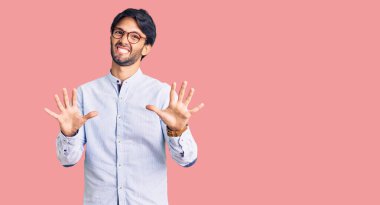 İş gömleği ve gözlük takan yakışıklı, korku ifadesinden korkmuş ve dehşete düşmüş. El kol hareketi yapmayı kes, şok içinde bağır. panik konsepti. 