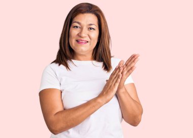 Orta yaşlı esmer kadın. 