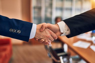 Avukatlar hukuk bürosunda toplanıyor. İş yerinde finans üzerinde çalışan profesyonel yönetici ortaklar stratejik olarak çalışıyor. Başarılı bir anlaşma için el sıkışmak.