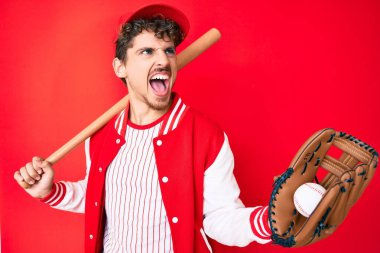 Kıvırcık saçlı, beysbol forması giyen genç beyaz bir adam elinde Golve ve yarasa kızgın ve öfkeli çığlıklar atıyor öfkeyle bağırıyor. öfke ve agresif konsept. 