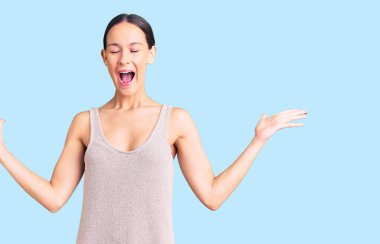 Güzel, esmer, sıradan bir elbise giymiş genç bir kadın başarı için deli ve çılgınlığı kutluyor kollarını kaldırmış, gözlerini kapatmış heyecanlı çığlıklar atıyor. Kazanan konsept 