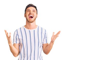 Ayılı yakışıklı genç adam gündelik giysiler giyiyor deli gibi bağırıyor ve agresif bir ifade ve kollarla bağırıyor. hüsran kavramı. 