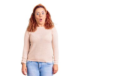 Gündelik kıyafetler giyen genç Latin kadın ve diyabet korku, şaşkınlık ifadesi ve heyecanlı yüz ifadesiyle şok olmuş ve korkmuştu.. 