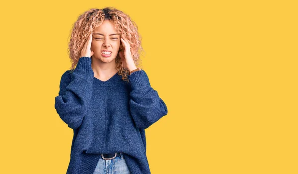 Mulher Loira Jovem Com Cabelo Encaracolado Vestindo Camisola Inverno Casual — Fotografia de Stock