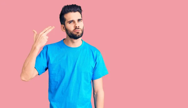 Joven Hombre Guapo Con Barba Usando Camiseta Casual Disparando Matándose —  Fotos de Stock