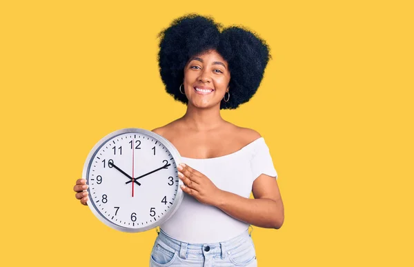 Jovem Afro Americana Segurando Grande Relógio Olhando Positivo Feliz Sorrindo — Fotografia de Stock
