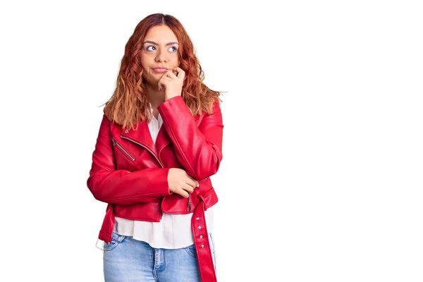Ung Latinamerikansk Kvinna Bär Röd Skinnjacka Allvarligt Ansikte Tänker Fråga — Stockfoto
