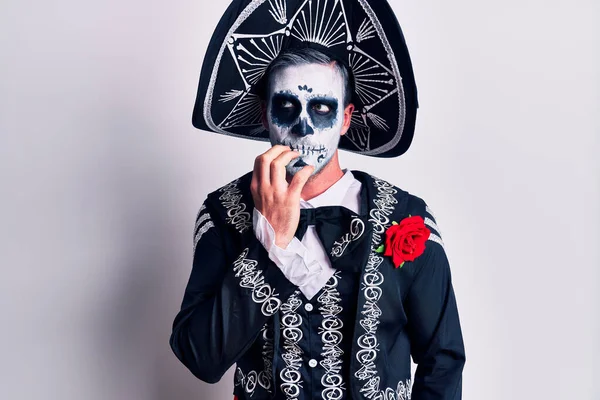 Mladý Muž Oblečený Mexickém Dni Mrtvého Kostýmu Bílém Vypadá Vystresovaně — Stock fotografie