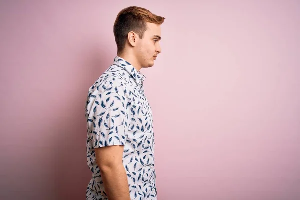 Genç Yakışıklı Yaz Tişörtü Giyen Pembe Arka Plan Üzerinde Duran — Stok fotoğraf
