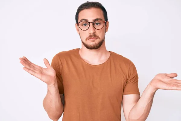 Junger Gutaussehender Mann Lässiger Kleidung Und Brille Ahnungslos Und Verwirrt — Stockfoto