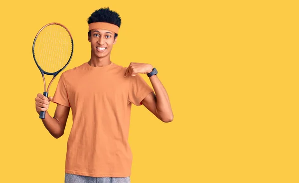 Ung Afrikansk Amerikansk Man Spelar Tennis Hålla Racket Pekar Finger — Stockfoto