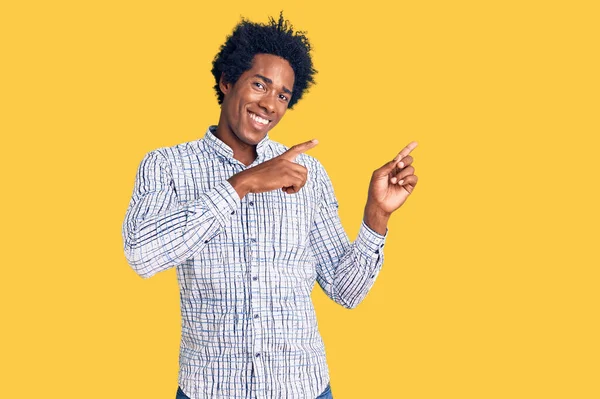 Bonito Homem Americano Africano Com Cabelo Afro Vestindo Roupas Casuais — Fotografia de Stock