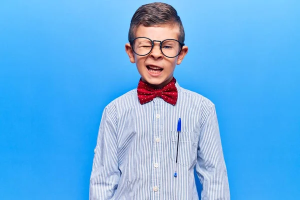 Ragazzo Biondo Carino Con Papillon Nerd Occhiali Occhiolino Guardando Fotocamera — Foto Stock