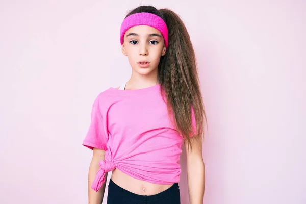 Menina Criança Hispânica Bonito Vestindo Sportswear Com Expressão Séria Rosto — Fotografia de Stock