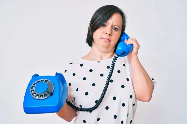 Donna Bruna Con Sindrome Con Telefono Vintage Scettico Nervoso Accigliato — Foto Stock