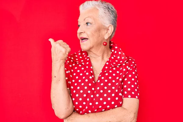 Senior Belle Femme Aux Yeux Bleus Aux Cheveux Gris Portant — Photo