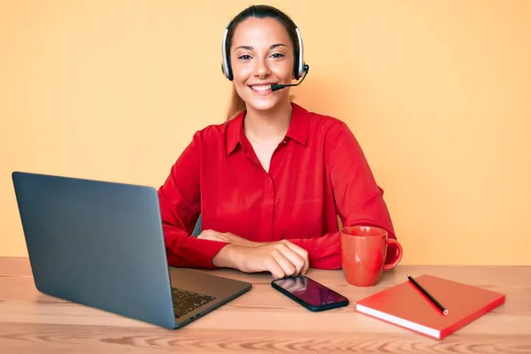 Mujer Morena Joven Con Auriculares Operador Oficina Del Centro Llamadas — Foto de Stock