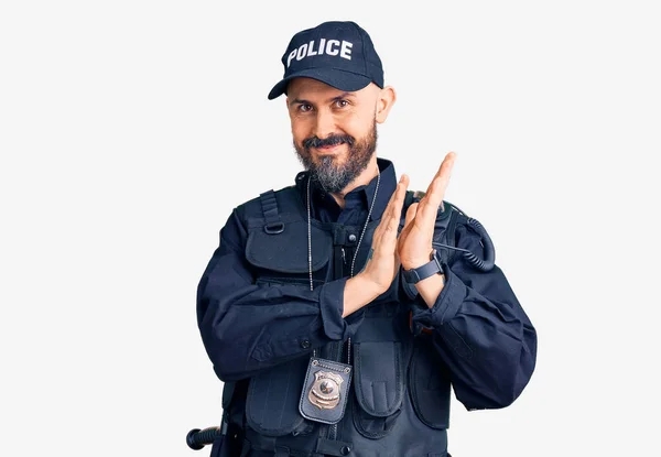 Genç Yakışıklı Adam Polis Üniforması Giyiyor Alkışlıyor Mutlu Neşeli Alkışlıyor — Stok fotoğraf