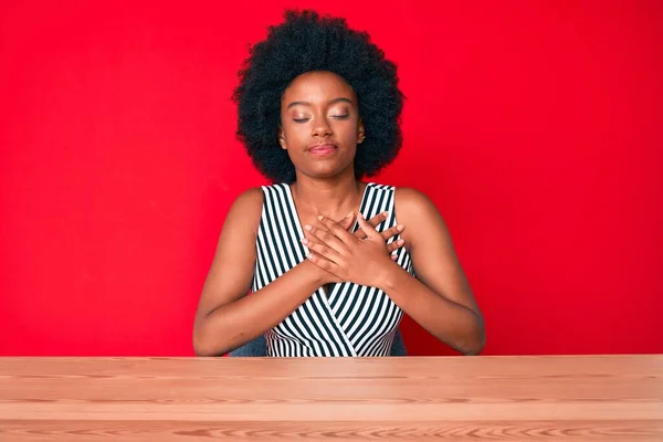 Jonge Afro Amerikaanse Vrouw Casual Kleding Glimlachend Met Handen Borst — Stockfoto