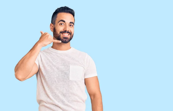 Jovem Hispânico Vestindo Roupas Casuais Sorrindo Fazendo Gesto Telefone Com — Fotografia de Stock