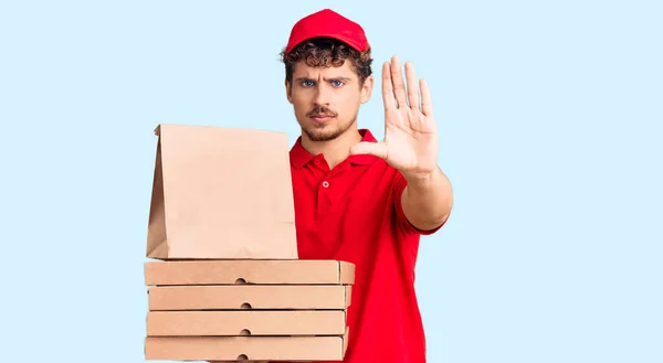 Junger Gutaussehender Mann Mit Lockigem Haar Hält Lieferung Pizzaschachtel Mit — Stockfoto