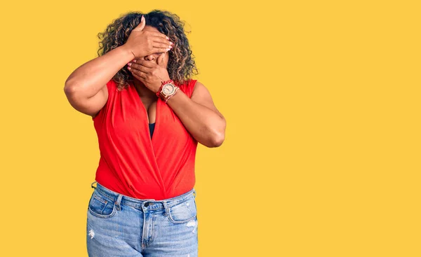 Молодой Африканский Американец Плюс Размер Женщины Носить Случайный Стиль Рубашкой — стоковое фото
