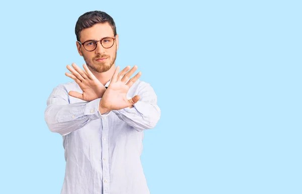 Bonito Jovem Com Urso Vestindo Elegante Camisa Negócios Óculos Expressão — Fotografia de Stock