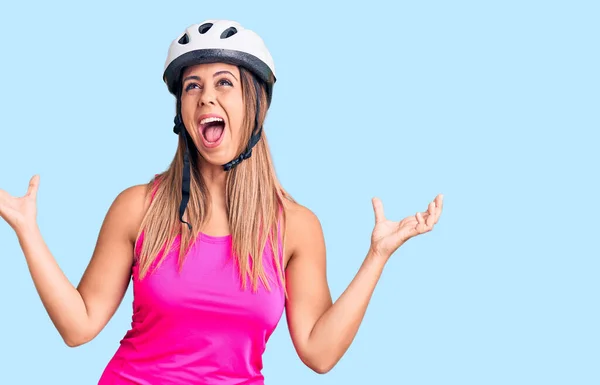 Mulher Bonita Jovem Usando Capacete Bicicleta Louco Louco Gritando Gritando — Fotografia de Stock