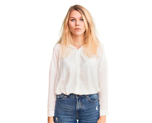 Ung Vacker Blond Kvinna Bär Casual Skjorta Med Allvarliga Ansiktsuttryck — Stockfoto