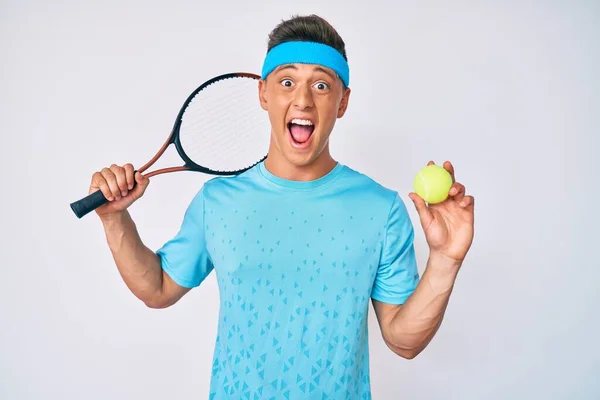 Fiatal Spanyol Fiú Teniszezik Gazdaság Ütő Labda Ünnepli Őrült Csodálkozott — Stock Fotó