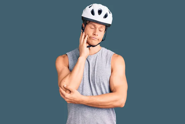 Jovem Homem Bonito Usando Capacete Bicicleta Pensando Que Parece Cansado — Fotografia de Stock