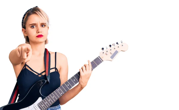 Jeune Belle Femme Blonde Jouant Guitare Électrique Pointant Doigt Vers — Photo