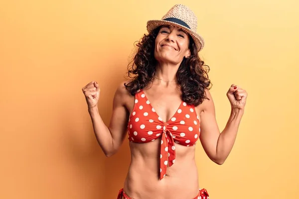 Mujer Hermosa Mediana Edad Con Bikini Sombrero Verano Muy Feliz — Foto de Stock